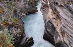Rio corta canyon através de diversas camadas de rocha, em Athabasca Falls, no Jasper National Park, em Alberta, no Canadá